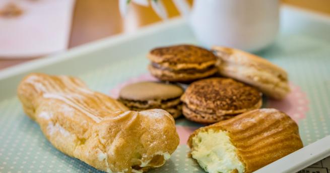 Леки меки и неустоимо сладки с пълнежа си от ванилов крем и шоколадова