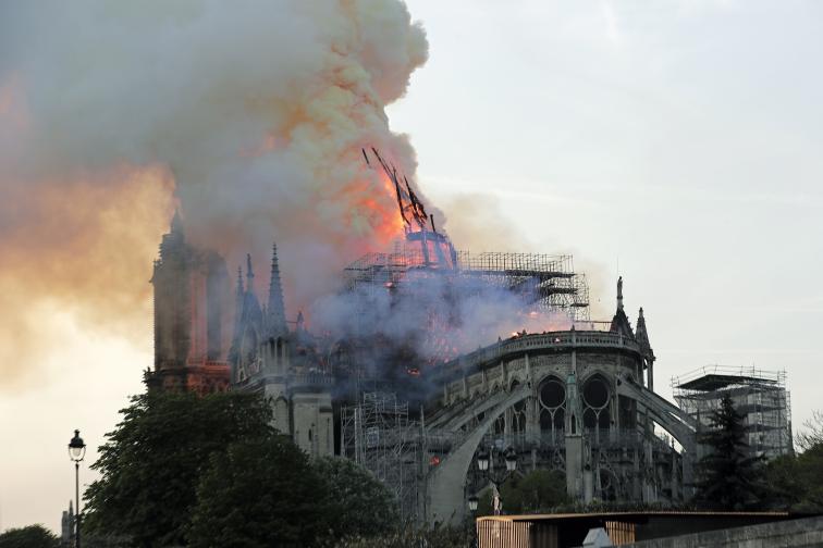  Пожар опустошава катедралата Нотр Дам в Париж 