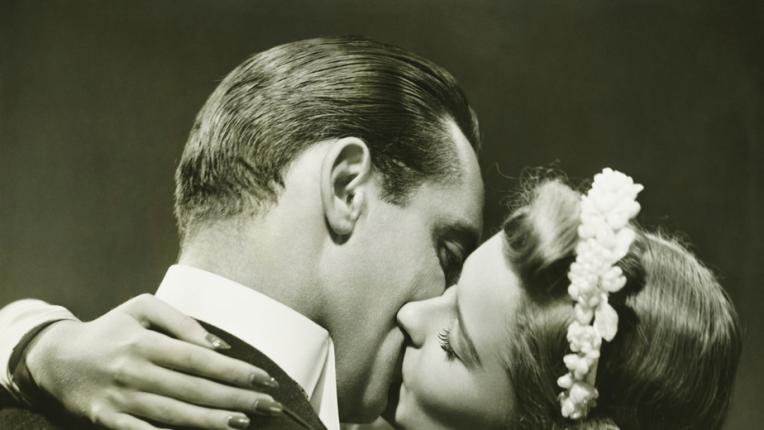 Назад в историята: Защо мъжете предлагат брак?