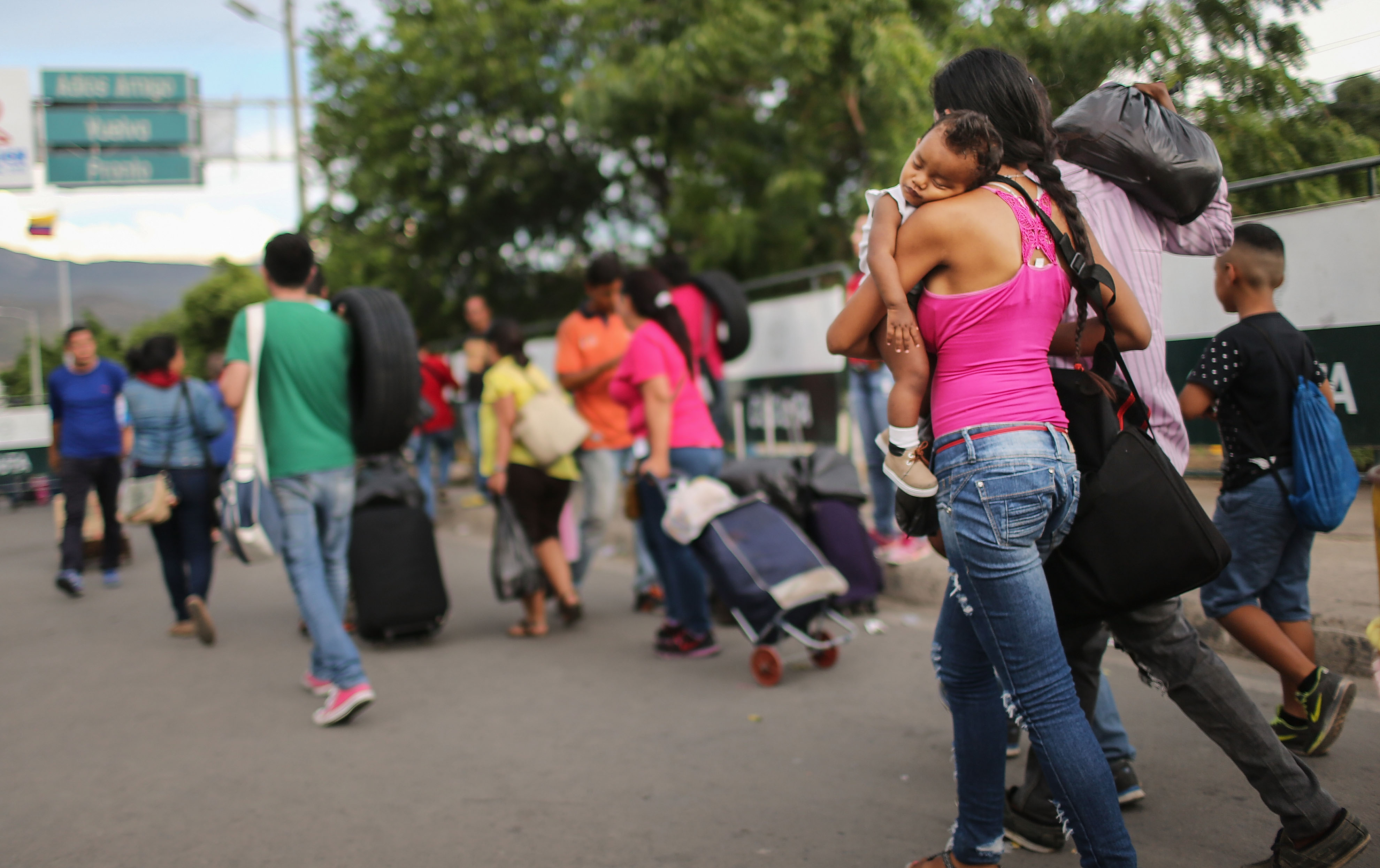 Много венецуелци поемат по дълго и мъчително пътуване през реката Сулия, за да получат жизненоважни доставки или, за да избягат от ситуацията, в която се намира страната им