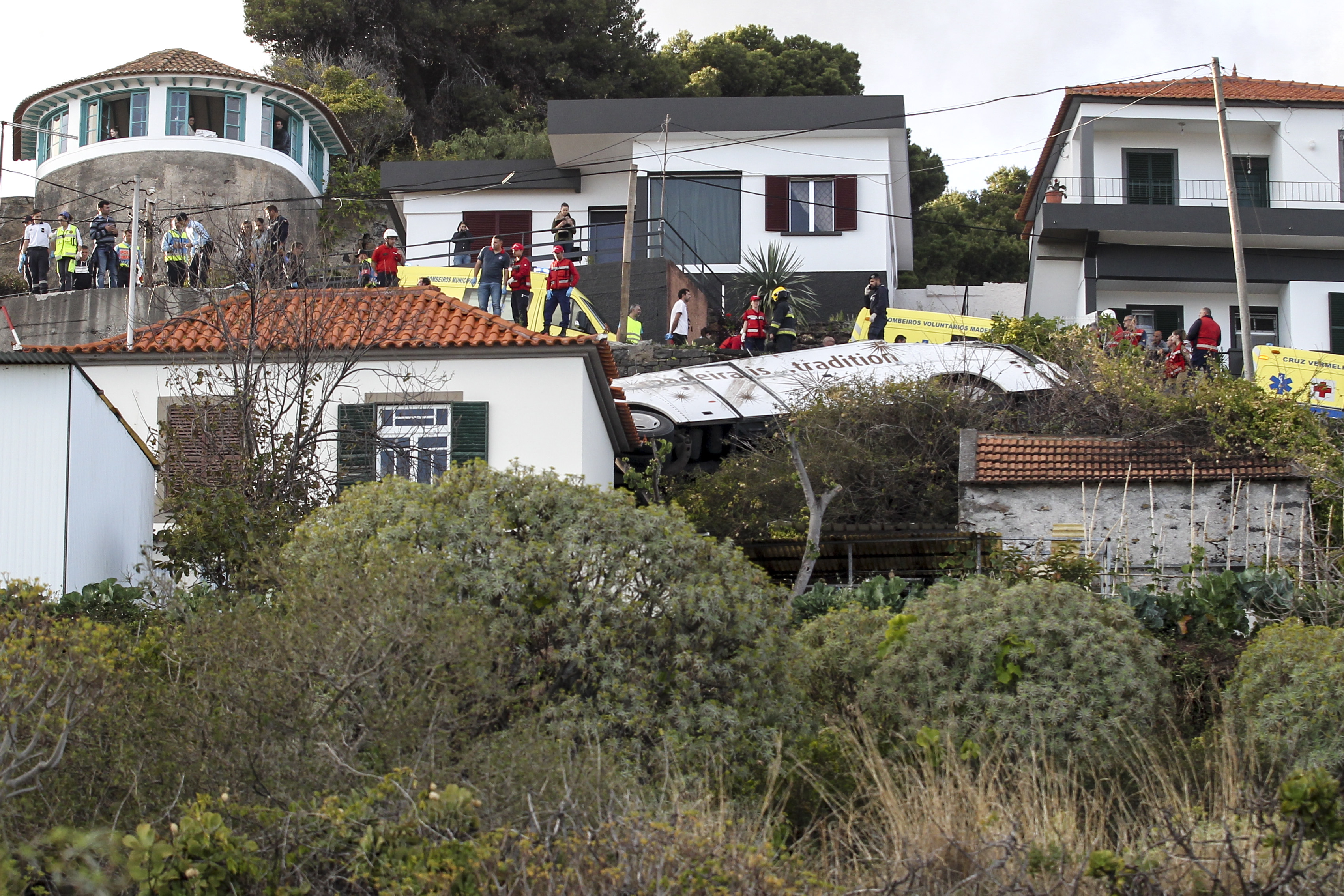 Автобус с 55 туристи и техният гид се преобърна по склон и се удари в къща