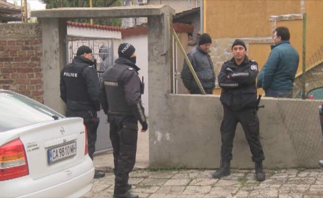  Полиция и жандармерия нахлуха в парцели в Горна Оряховица 