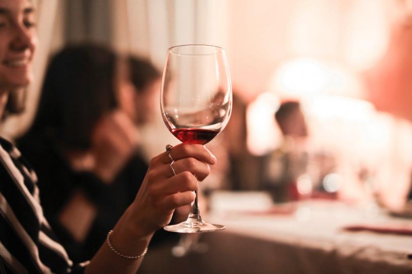 <p><strong>Вино</strong> - Червеното вино подобрява паметта и подпомага за намаляването на процента мазнини в тялото.&nbsp;</p>