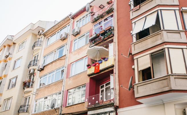Четириетажна сграда рухна в Истанбул, други 21 - евакуирани