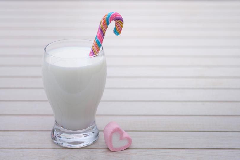 <p><strong>Мляко</strong> - Съдържа калций и предпазва от пародонтит.</p>
