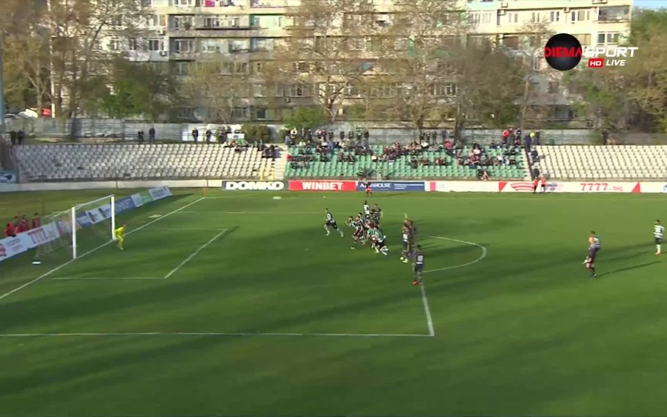 В 20-ата минута на двубоя между Черно море и Лудогорец,