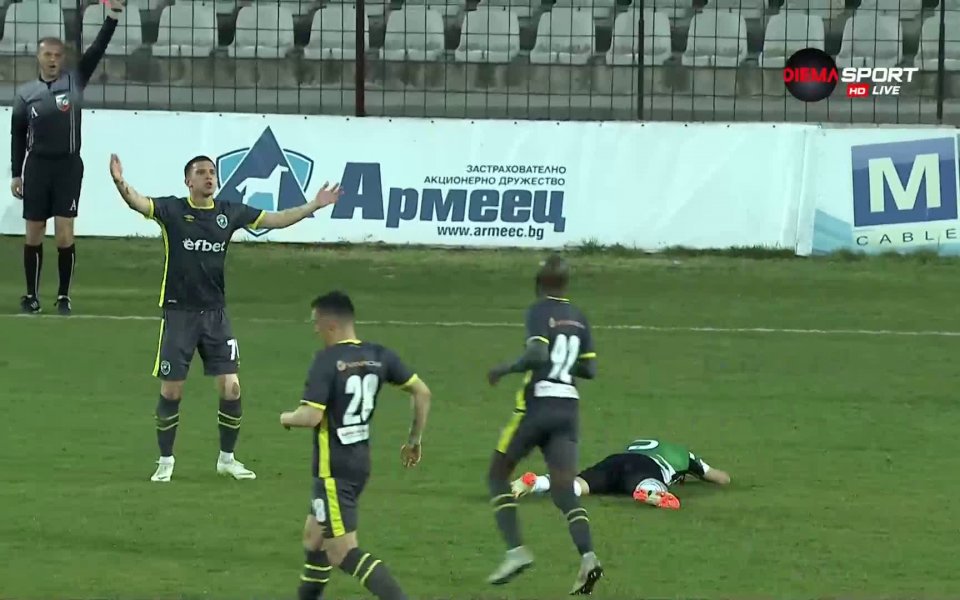 В 87-ата минута на двубоя нервите взеха връх на Тича,