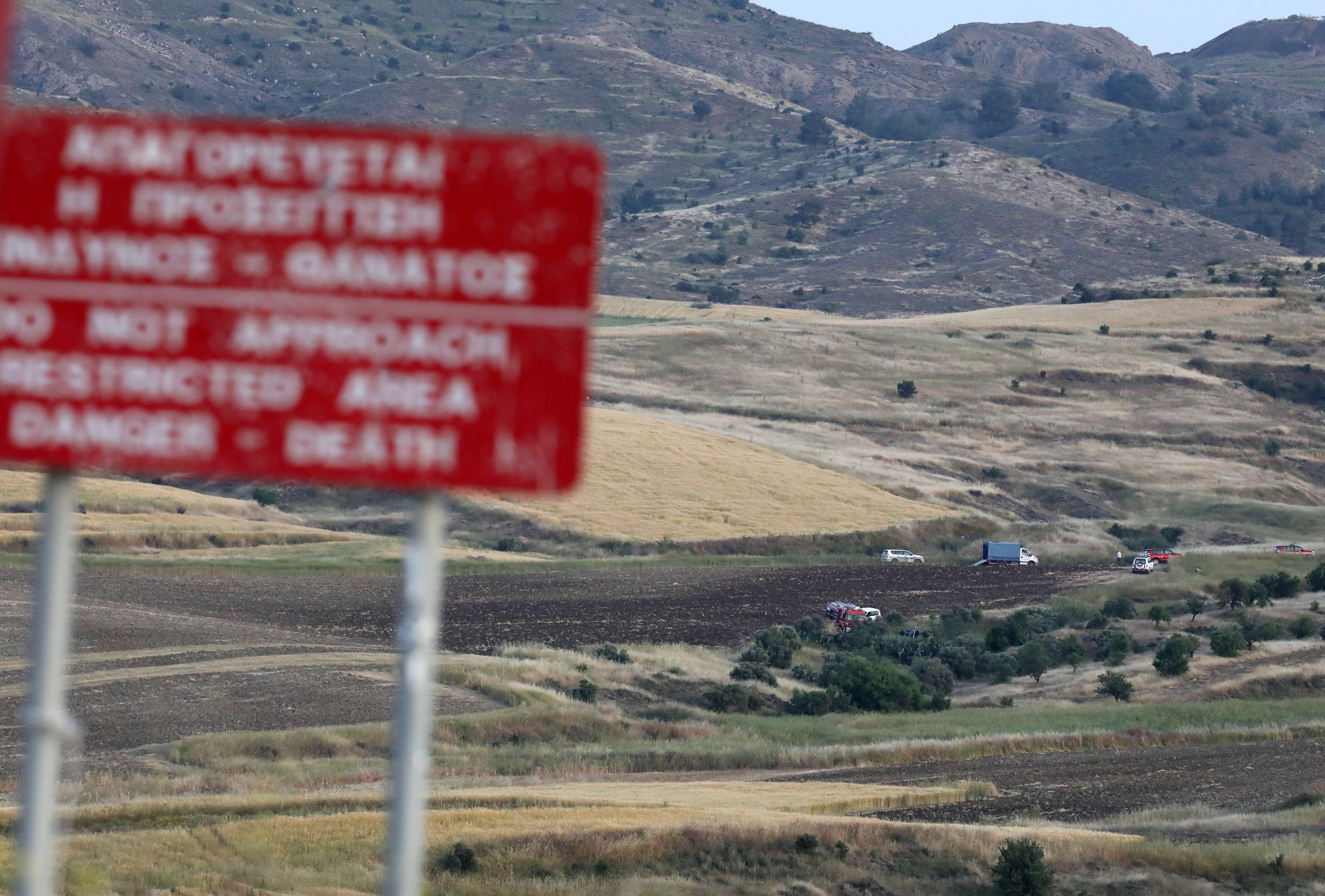 Кипърските власти издирват нови жертви, които се предполага, че са убити от 35-годишен офицер от кипърската гръцка армия. Мъжът е признал, че е убил седем жени и момичета.