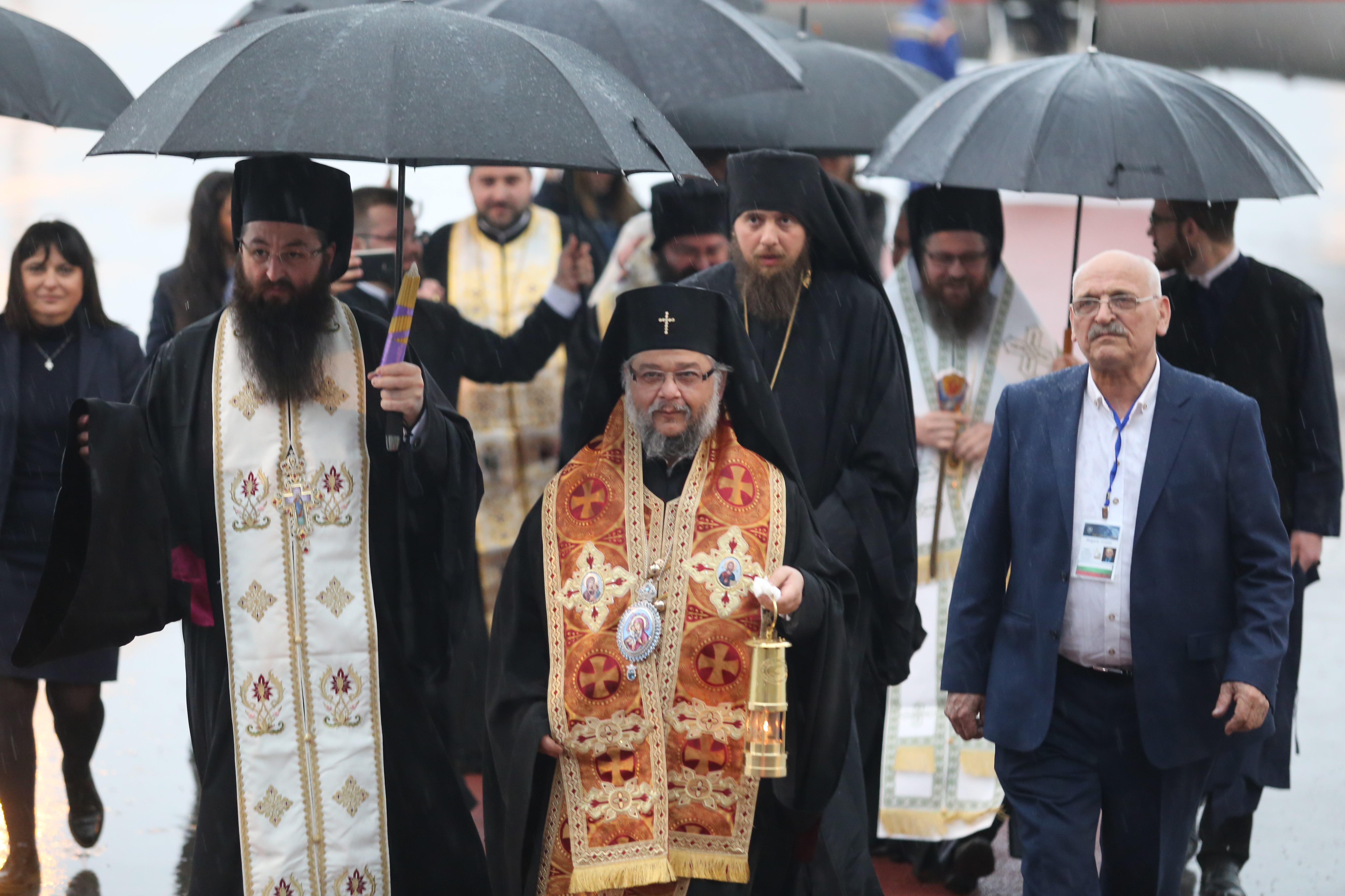 Правителственият фалкон, на борда на който се намира Благодатният огън, кацна на летище София. Огънят пристигна със специални огнеупорни фенера и бе донесен от българската делегация, начело с Негово преосвещенство Старозагорския митрополит Киприян.