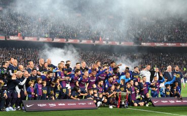 Президентът на Испанската футболна федерация Луис Рубиалес връчи шампионската титла