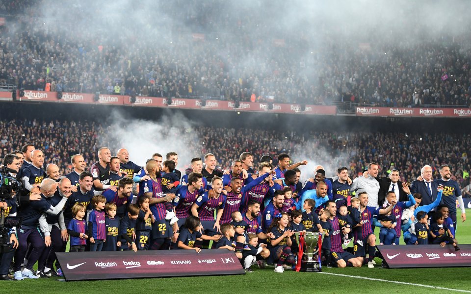 Президентът на Испанската футболна федерация Луис Рубиалес връчи шампионската титла