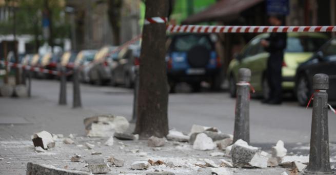 България Фасада на сграда се срути в центъра на София