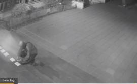  Гневен татко разлепя заплашителни бележки в двора на учебно заведение 