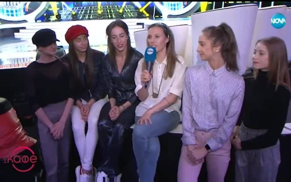 Момичетата от ансамбъла по художествена гимнастика не крият, че умеят