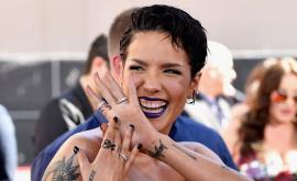  <p>Певицата Холзи <span style= 