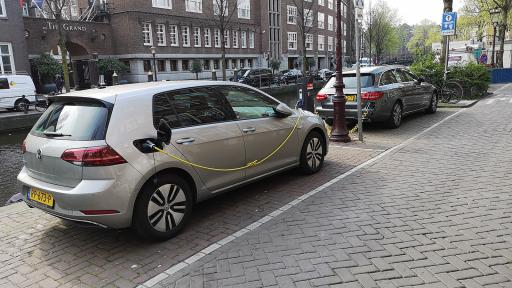  Най-добре развитата мрежа от зарядни станции има Холандия, където на 100 км има приблизително 19,3 станции. 