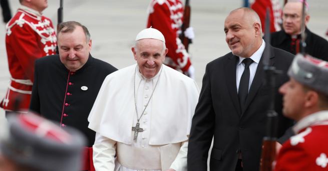 България Папа Франциск e в София посрещна го Борисов Вижте