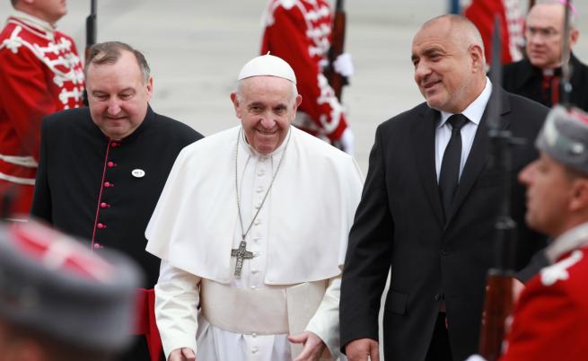 Папа Франциск e в София, посрещна го Борисов