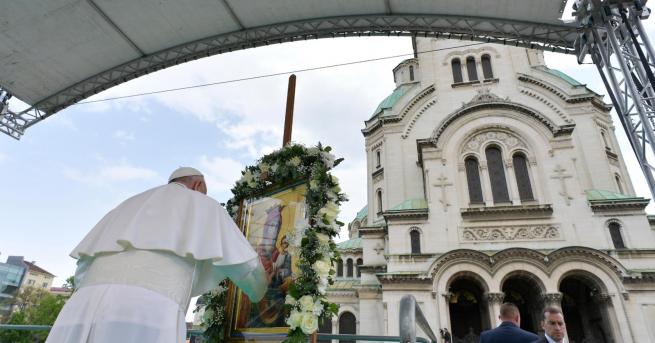 България Папа Франциск с папамобила в центъра на София Хиляди