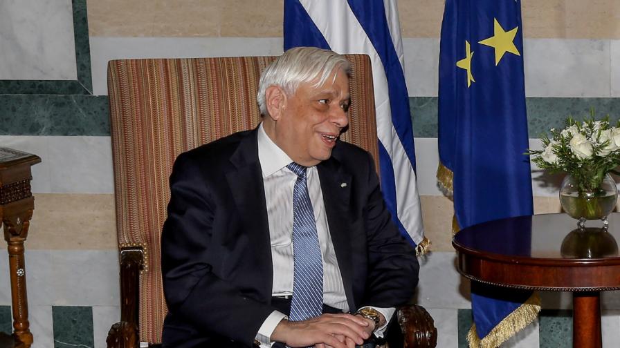 Самолетът на гръцкия президент кацна принудително в Крит