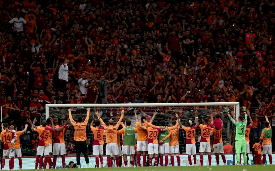 Галатасарай спечели истанбулското дерби с Бешикташ. Отборът на Фатих Терим