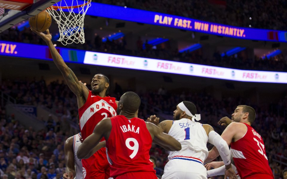 Голямата звезда на Торонто Раптърс Кауай Ленърд сам пое нещата