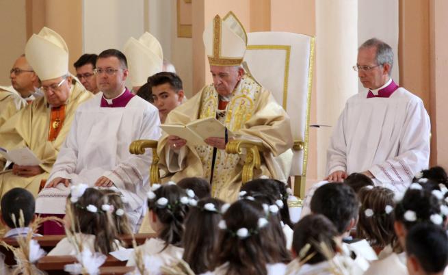 Папа Франциск даде първо причастие на над 200 деца в Раковски
