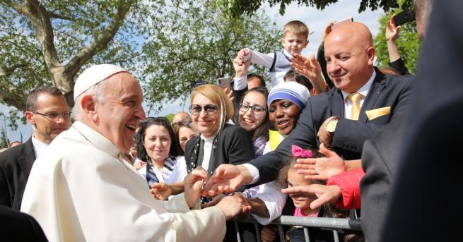 България Започна срещата на папа Франциск с католическата общност у