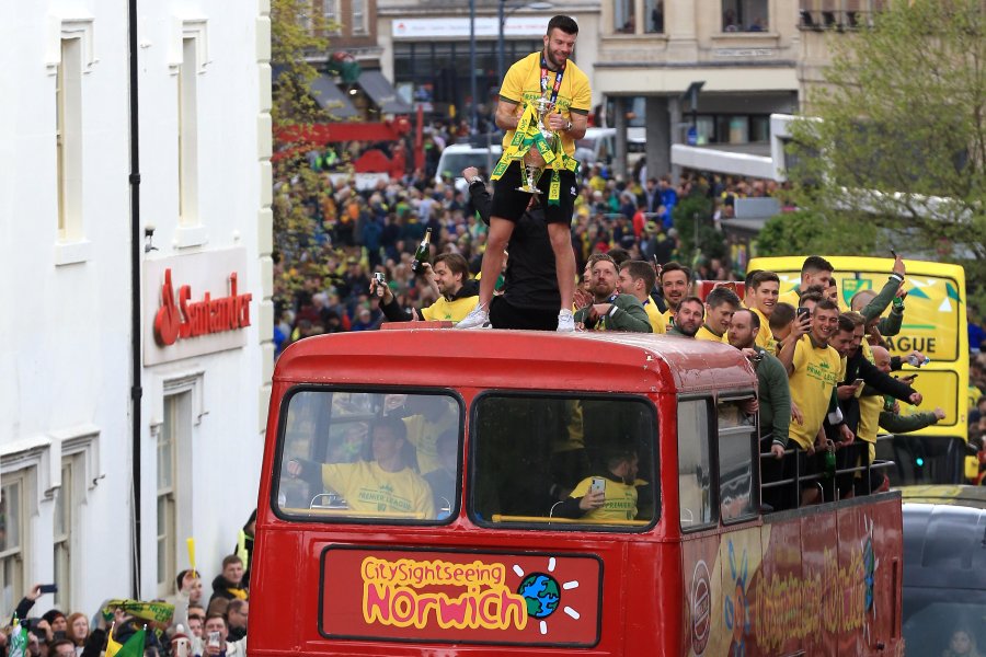 Рейсът на Норич се изпотроши при парада с титлата1