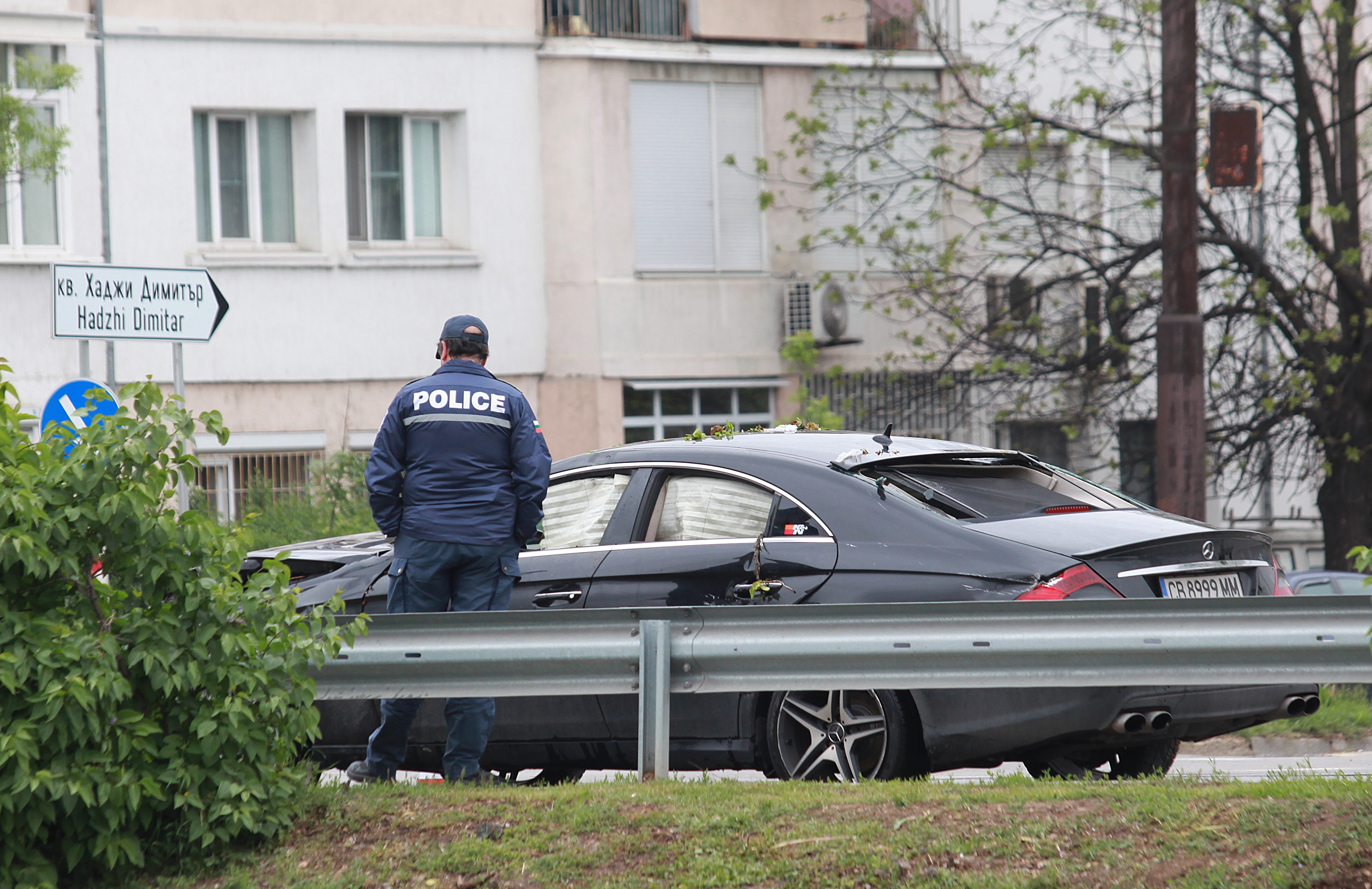 Кола блъсна четири деца, след което се преобърна в река в София. Пострадали са три момичета на 17 години и едно момче на 16. Едното от децата е с открита фрактура, разказаха очевидци. Две от децата паднали в реката след сблъсъка, те имат височинни травми. Инцидентът станал на бул. "Владимир Вазов", в близост до стадион "Георги Аспарухов". Сигналът е подаден в 13.45 ч.