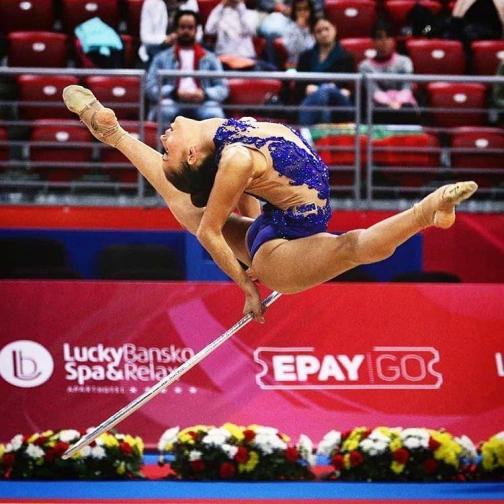  Златното момиче на България Невяна Владинова е една от най-хубавите състезателки в света по художествена гимнастика. Неви има изключителна хубост, личен жанр, борбен дух и в никакъв случай не се отхвърля. Композициите й са изпълнени с рискови детайли, а представянията й... 