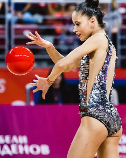  Златното момиче на България Невяна Владинова е една от най-хубавите състезателки в света по художествена гимнастика. 