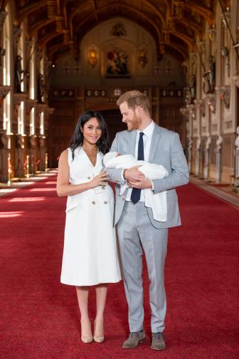  Херцогът и херцогинята на Съсекс най-накрая демонстрираха своето първо дете в двореца Уиндзор. Херцогиня Маркъл роди в понеделник (6 май). 
