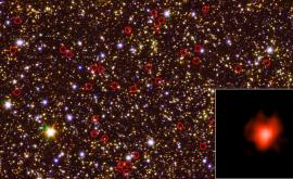  Древните галактики са оградени с червени кръгчета, а в ъгъла е увеличено изображение на една от тях 