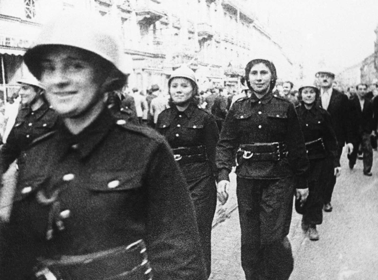 16 септември 1939 г.: Жените във военна униформа гордо маршируват по улиците на Варшава, готови да отбраняват страната си редом до мъжете.