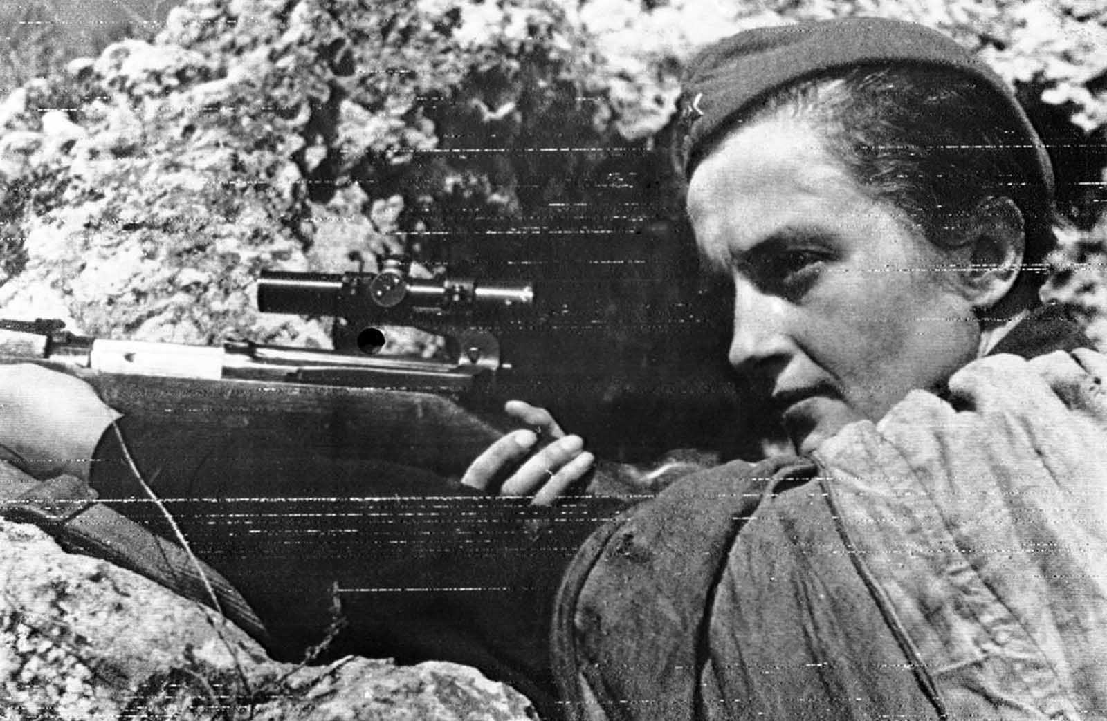 Защитата на Севастопол: Людмила Павличенко - най-успешната жена снайперист с 309 потвърдени убийства на вражески военни