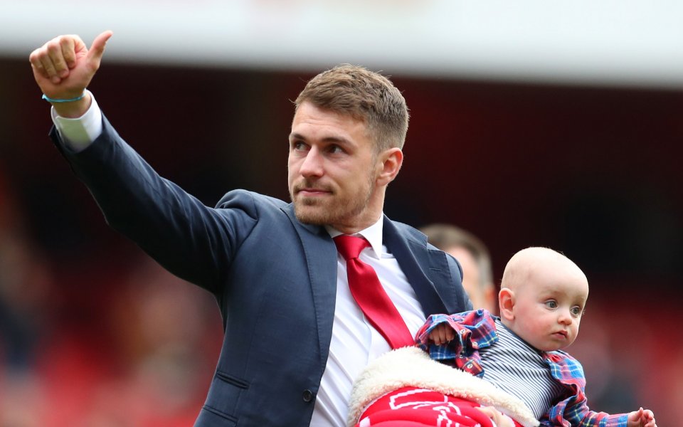 Един последен жест на уважение към Аарън Рамзи е приготвил