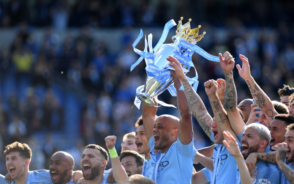 Звездите на Манчестър Сити, предвождани от своя мениджър Пеп Гуардиола,