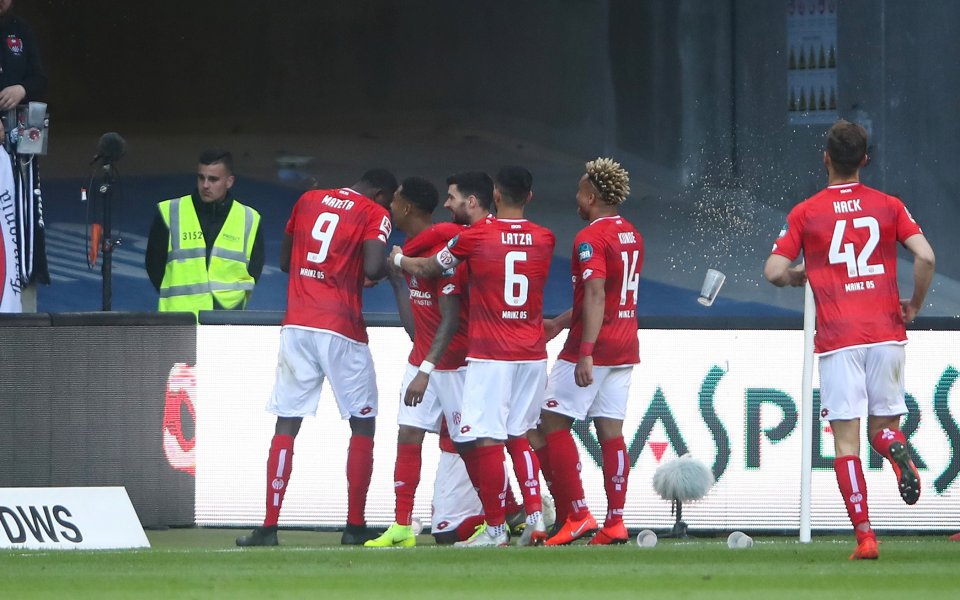 Отборът на Майнц 05 победи като гост Айнтрахт Франкфурт с