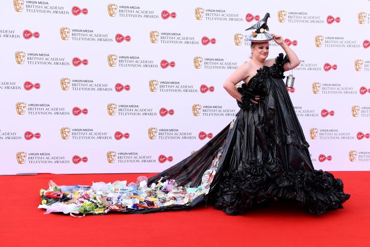  Дейзи Мей Купър провокира същински възторг с облеклото си по време на телевизионните награди БАФТА тази година. Купър беше номинирана за най-хубаво комедийно осъществяване, само че не взе премия. Тя се появи на аления килим с рокля от черни чували за отпадък по модел на майка ѝ 