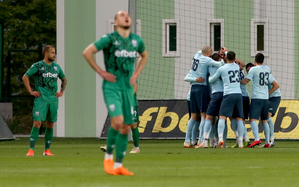 Дунав Русе се придвижи една стъпка по-близо до оцеляването в