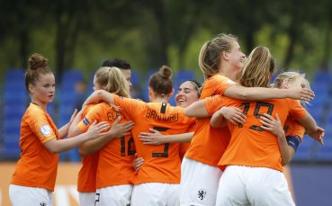 Националният отбор на Холандия за девойки до 17 години поднесе