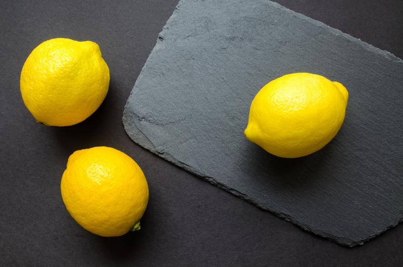 <p><strong>Полиране на медни повърхности с лимон</strong></p>

<p>Половин лимон, потопен в сол или сода за хляб, може да се използва за почистване и освежаване на чинии, изработени от мед, месинг и неръждаема стомана. Необходимо да разтриете замърсеното място с половинка лимон и да оставите за 5 минути. След това трябва да измийте съдовете с топла вода и да ги полирате сухи.</p>