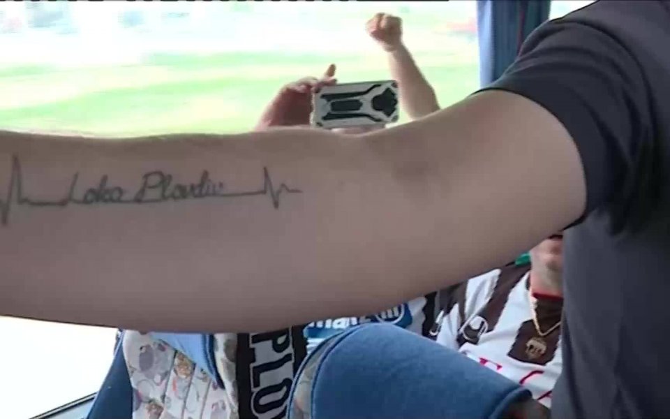 Над 30 автобуса с привърженици и деца от школата на