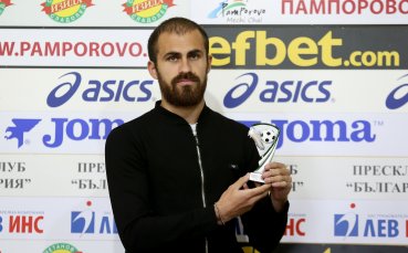 Футболистът на ЦСКА Тиаго Родригес получи наградата си за Игрча