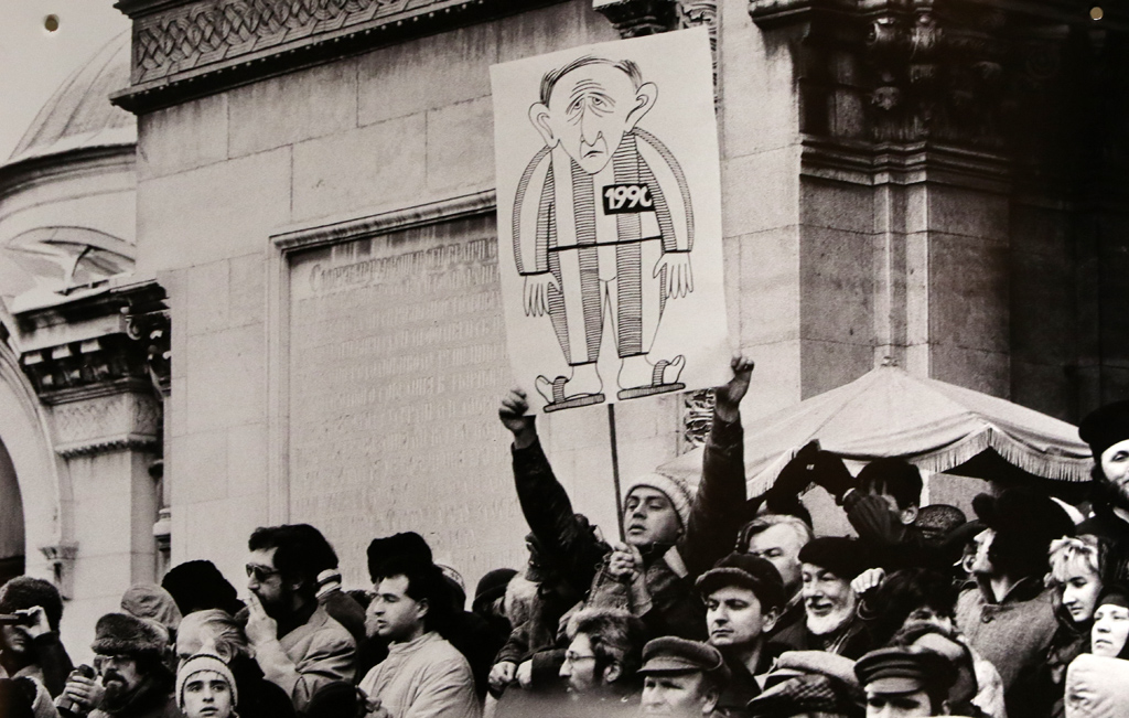 Плакати на първия митинг на зараждащата се опозиция на 18 ноември 1989 г.