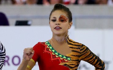 Австрийска гимнастичка изумява с възможностите си