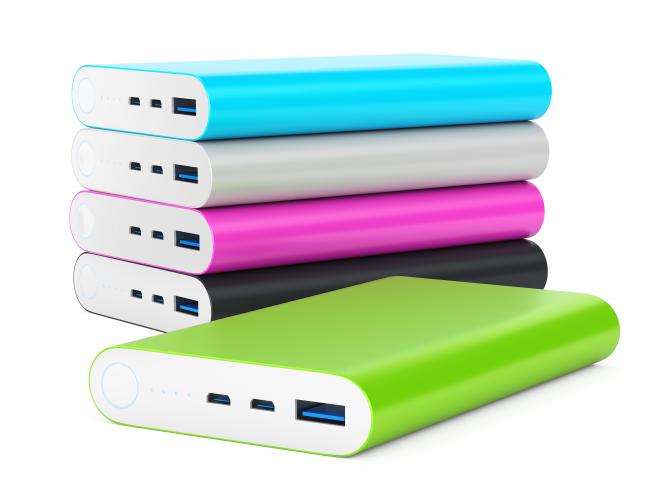  10000 PD Portable Battery Pack 10000 PD е powerbank, чийто потенциал от 10 000 mAh е задоволителен за цялостно зареждане на множеството смарт телефони най-малко два пъти, като очаквайте да остане и още сила в ресурс. Оборудван с USB порт и USB-C порт с благоприятни условия за бързо зареждане, това е подобаващ подарък за хора, които са непрекъснато в придвижване. 