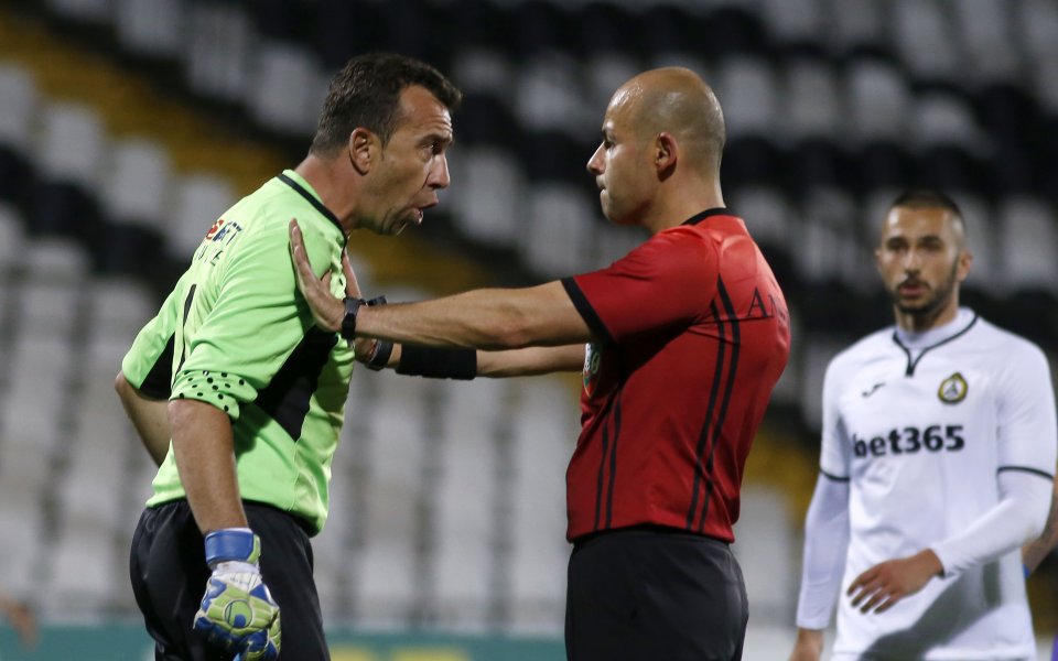 Отборът на Славия успя да вземе минимален аванс преди реванша