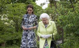  <p>Кралицата прегледа <strong>горската градина на Кейт Мидълтън</strong></p> 